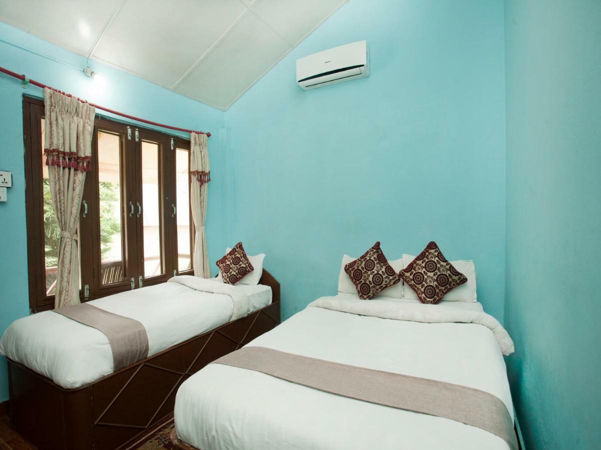 Spot On 486 Hotel Holy Lodge Sauraha Dış mekan fotoğraf