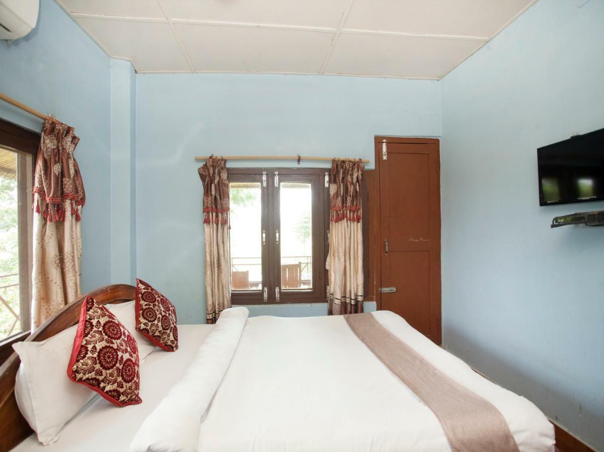Spot On 486 Hotel Holy Lodge Sauraha Dış mekan fotoğraf