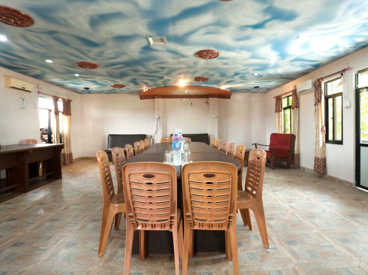 Spot On 486 Hotel Holy Lodge Sauraha Dış mekan fotoğraf