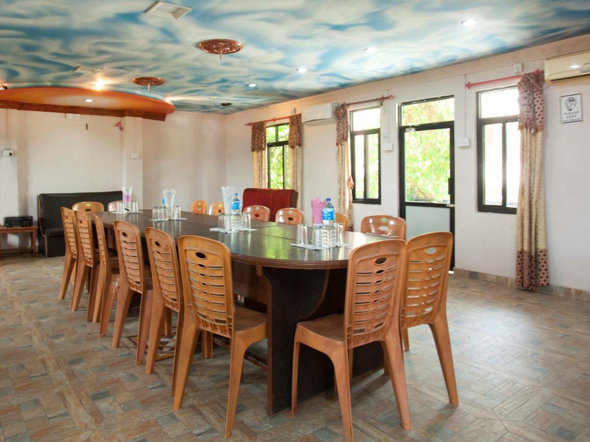 Spot On 486 Hotel Holy Lodge Sauraha Dış mekan fotoğraf