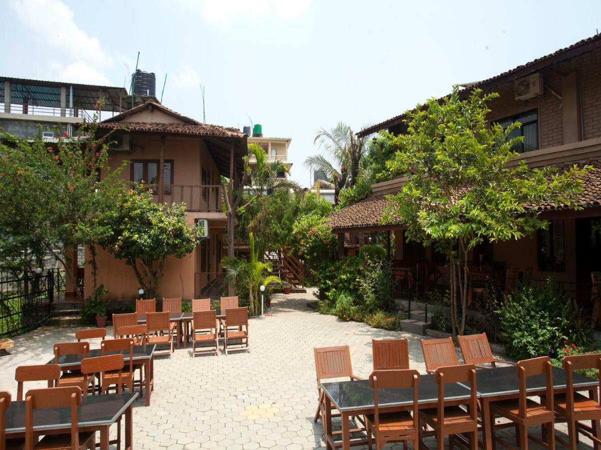 Spot On 486 Hotel Holy Lodge Sauraha Dış mekan fotoğraf