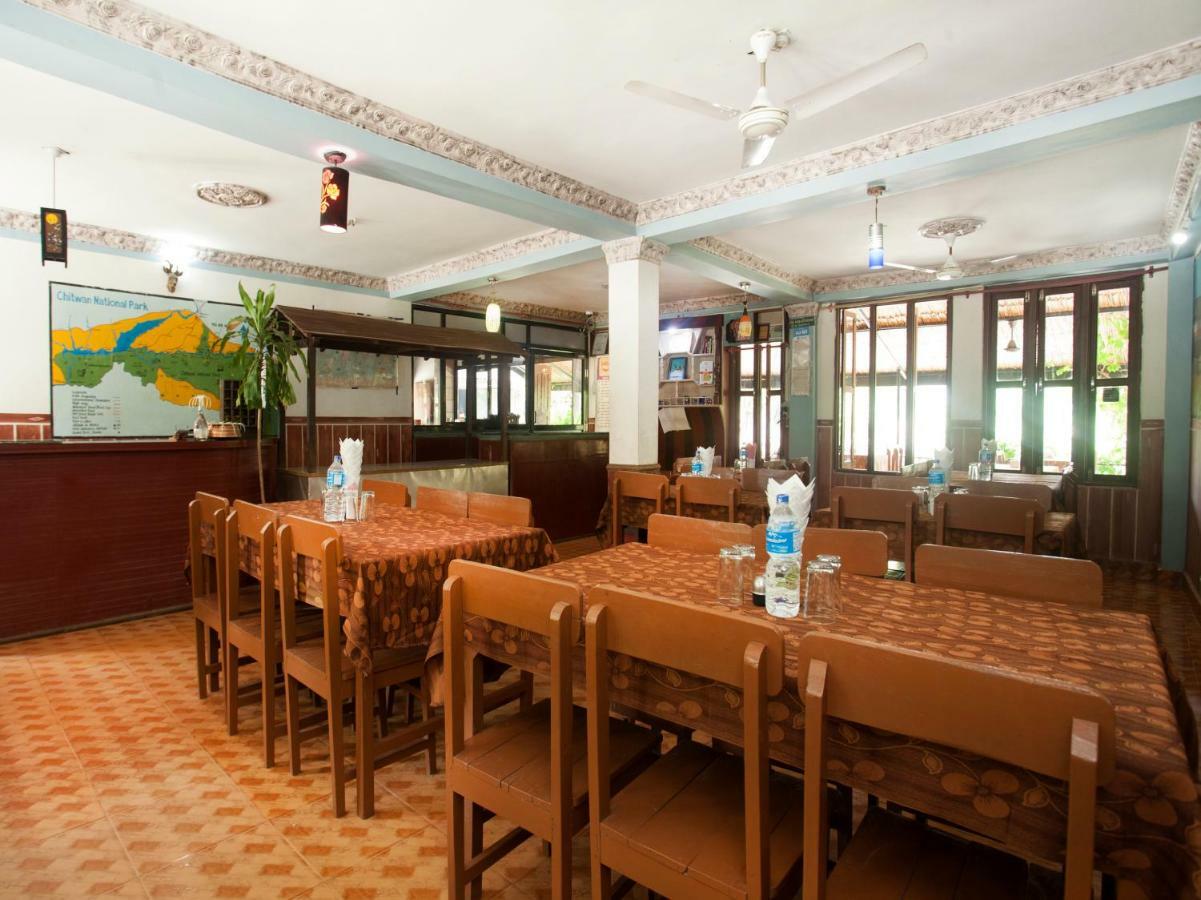 Spot On 486 Hotel Holy Lodge Sauraha Dış mekan fotoğraf