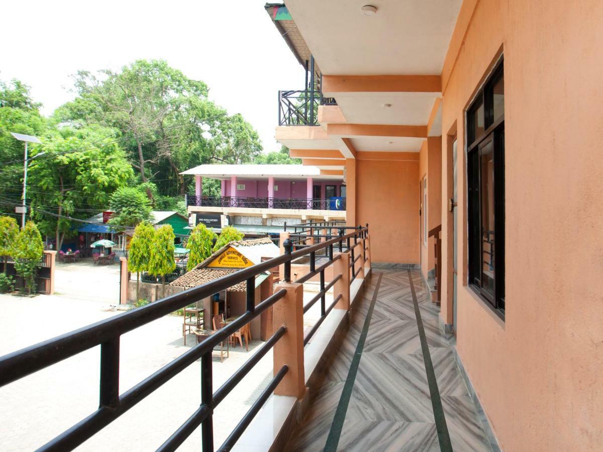 Spot On 486 Hotel Holy Lodge Sauraha Dış mekan fotoğraf