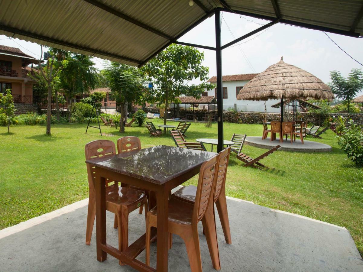 Spot On 486 Hotel Holy Lodge Sauraha Dış mekan fotoğraf