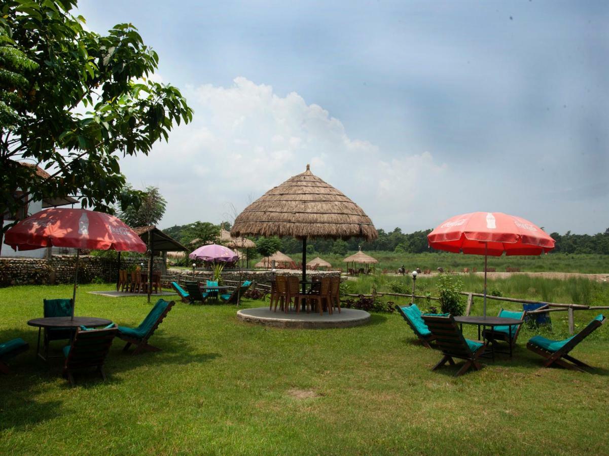 Spot On 486 Hotel Holy Lodge Sauraha Dış mekan fotoğraf