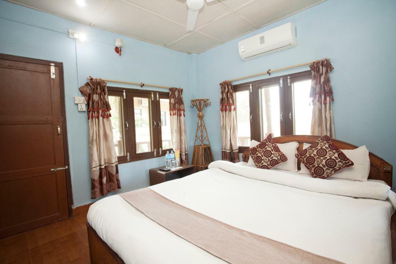 Spot On 486 Hotel Holy Lodge Sauraha Dış mekan fotoğraf
